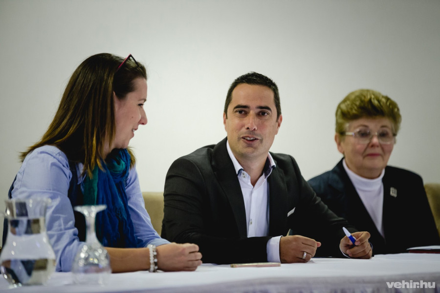 Mák Dóri az alapítvány elnöke, Ovádi Péter és dr. Kristóf Mihályné a szerda délelőtti sajtótájékoztatón