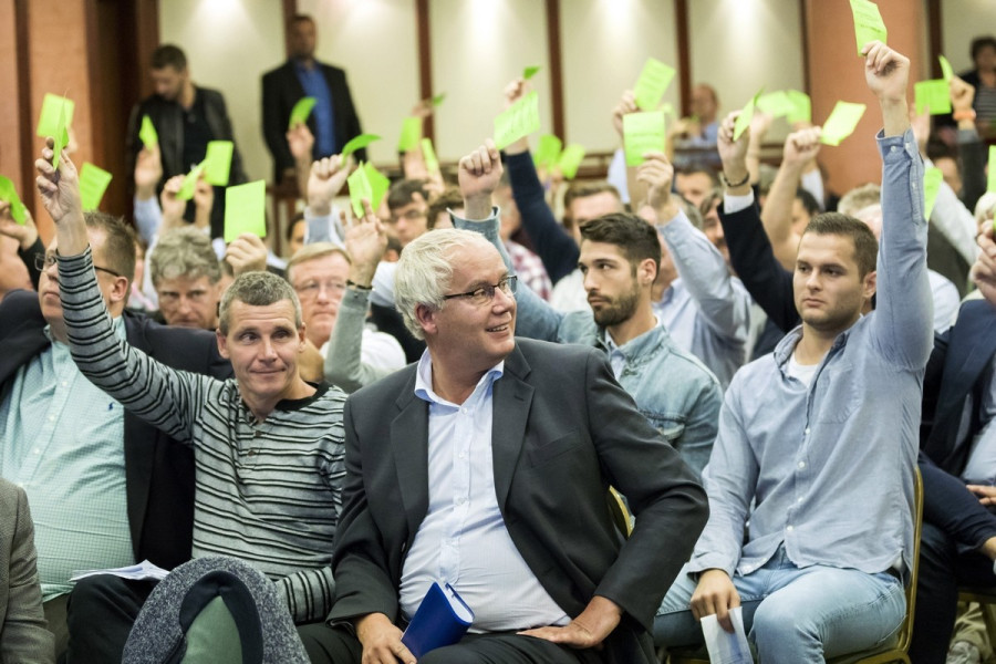 A küldöttek megválasztják Wladár Sándor olimpia bajnok úszót (k) a Magyar Úszó Szövetség (MÚSZ) új elnökének - MTI Fotó: Mohai Balázs