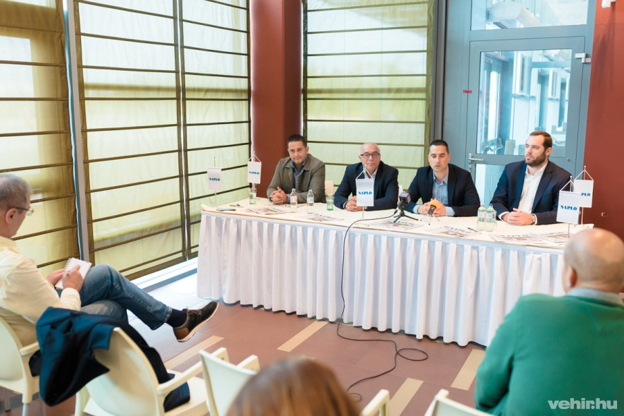 Ódór Péter szervező,  Néző lászló, Ovádi Péter és Vezér Dávid az Aréna kávézójában tartott sajtótájékoztatón hétfő reggel