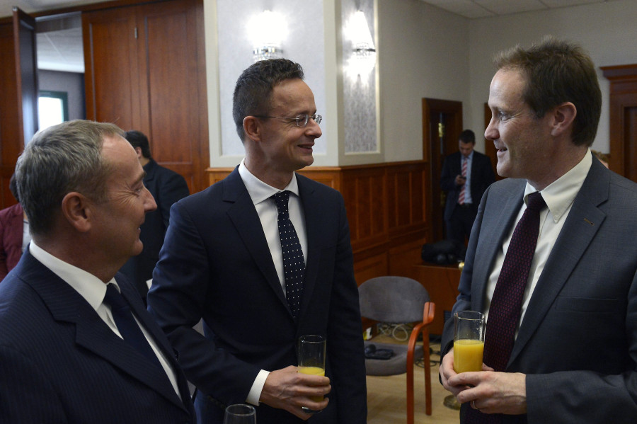 Kovács Zoltán, Szijjártó Péter és Peter Grütter (fotó:MTI)