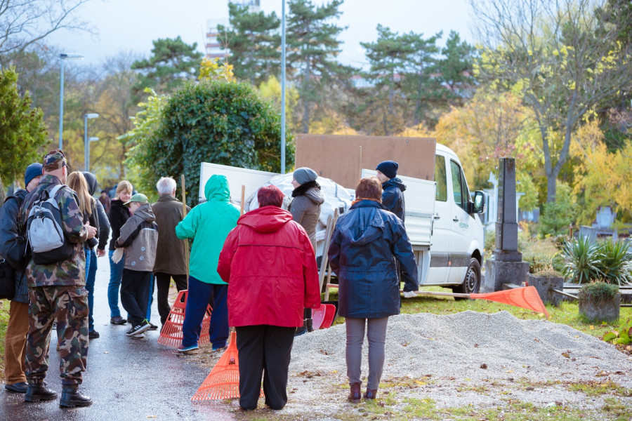 A kihelyezett murvát bárki használhatja a sírok díszítésére