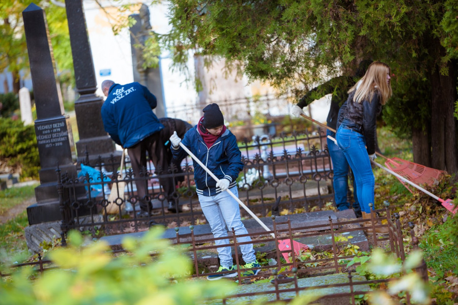 Önkéntesek segítségével szépítették a temetőt hétfőn
