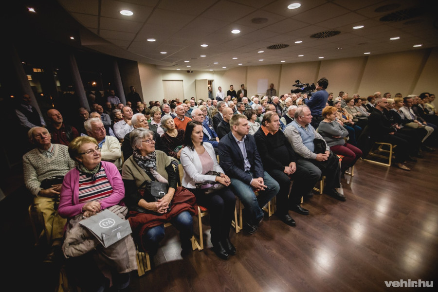 a sajtótájékoztató után a két politikus fórumot tartott a soros-tervről és a konzultációról