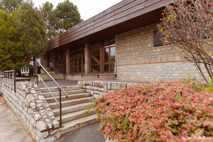 a helyszín változatlan marad