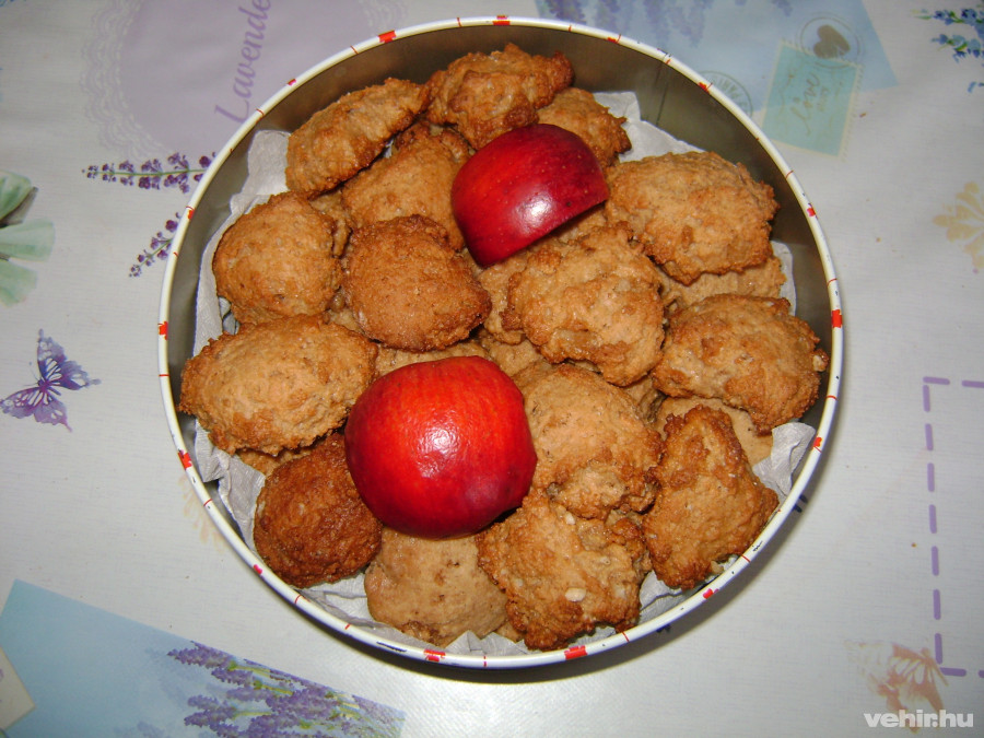 Ha almát rakunk mellé, hosszabban puha marad