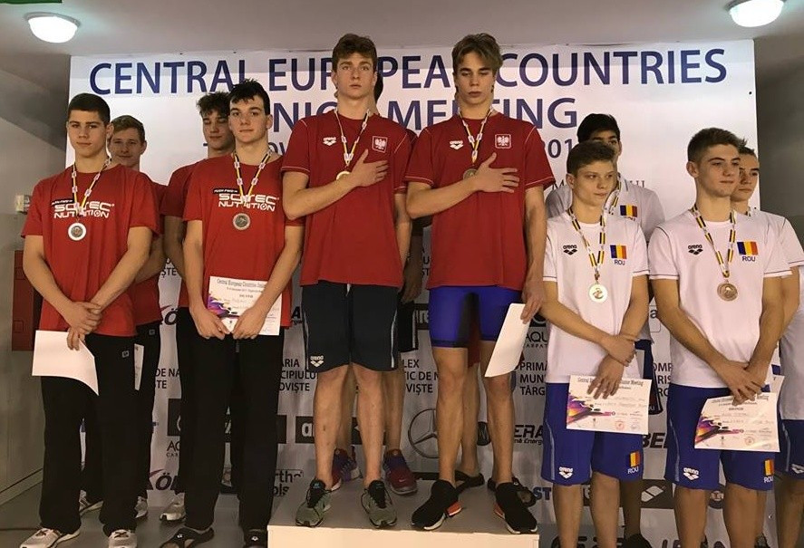 A magyar csapat a dobogó második fokán, Mátrai Roland elöl, a bal szélen