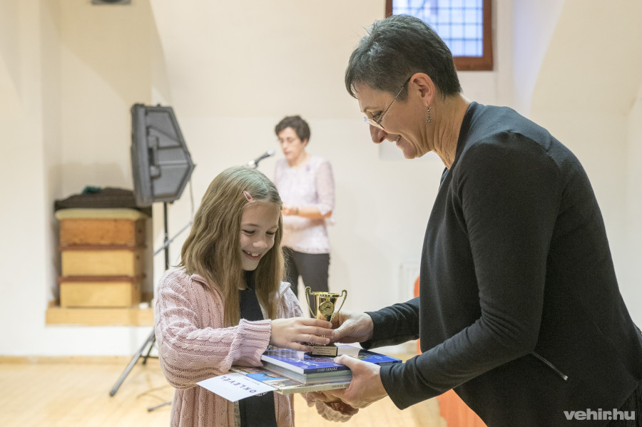 Brányi Mária, alpolgármester díjat ad át