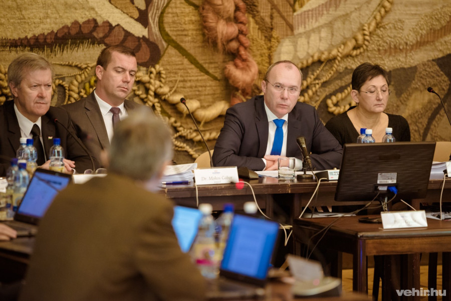 Katanics Sándor(háttal) intézet kérdést Porga Gyulához az idei utolsó közgyűlésen csütörtök délelőtt a városháza kossuth termében