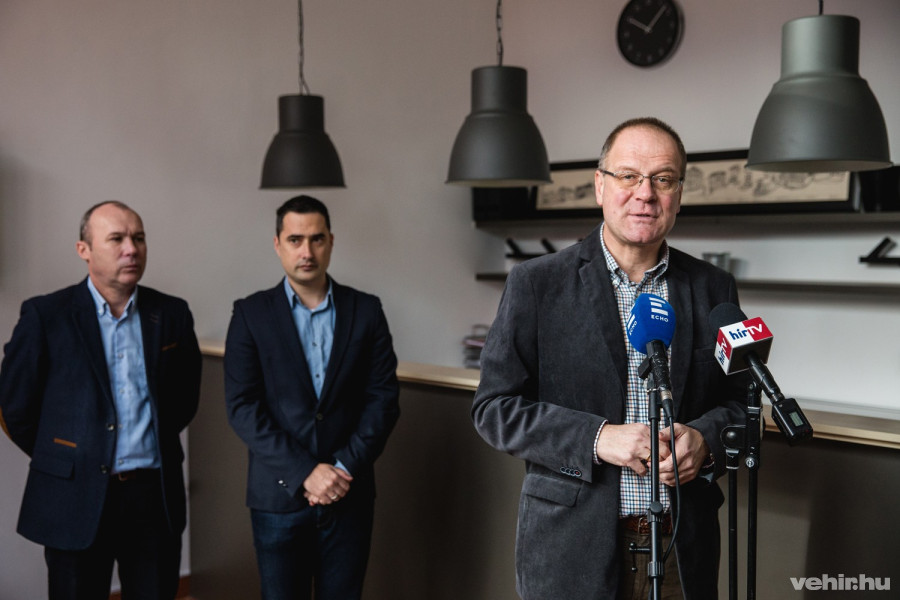 Porga Gyula, Ovádi Péter és Navracsics Tibor a fidesz új irodájának szerdai megnyitóján