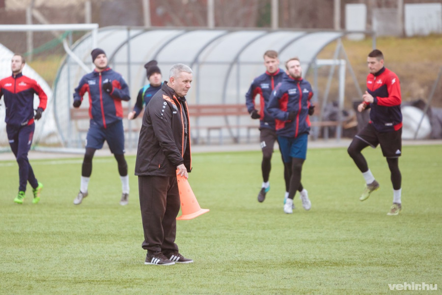 Vágó Attila edzést vezényel (archív fotó)