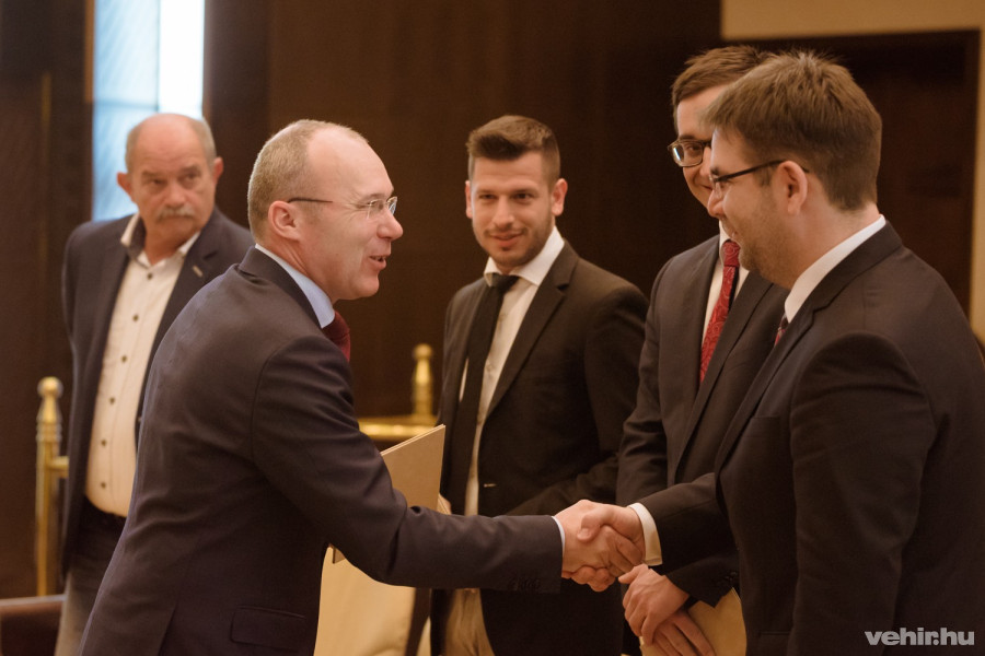 A megbízóleveleket Porga Gyula polgármester adta át