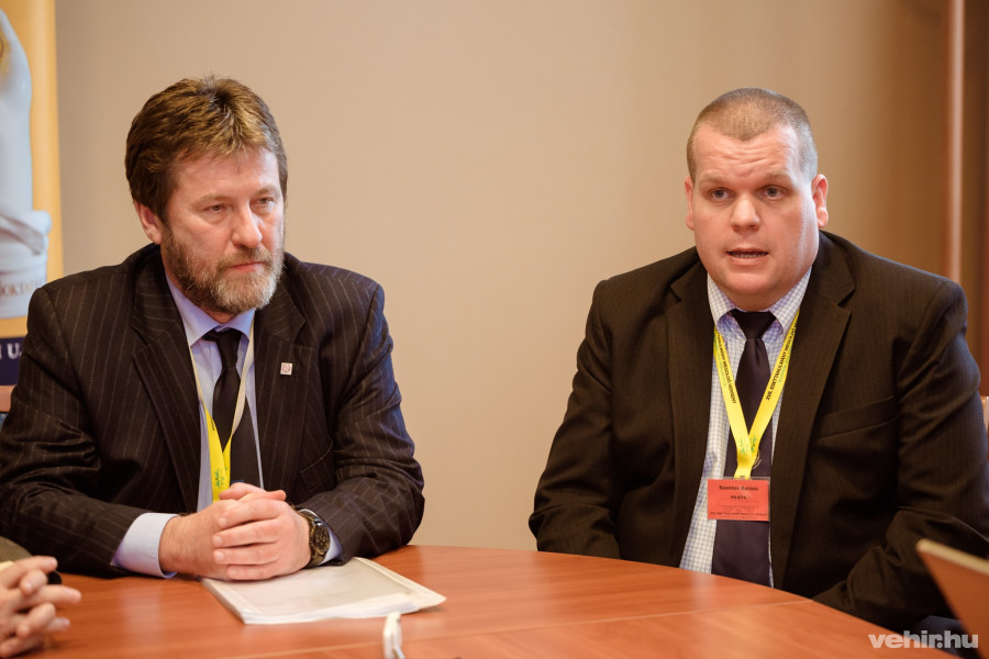 Jobbra: Szentes Balázs