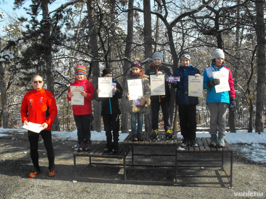 A havas terepen is helytálló legfiatalabb (tízéves) fiú- és lány kategória dobogós helyezettjei az eredményhirdetésen - Fotó: Mérő Edit