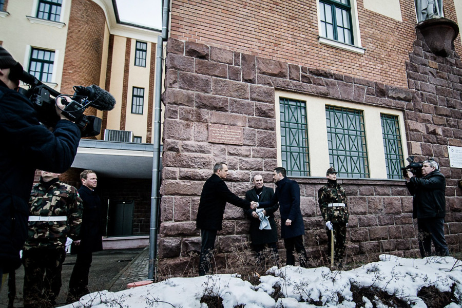 Az emléktábla leleplezése