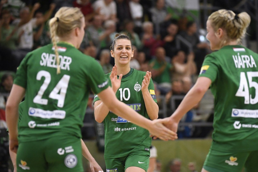 Szekeres Klára (középen) – MTI Fotó: Kovács Tamás