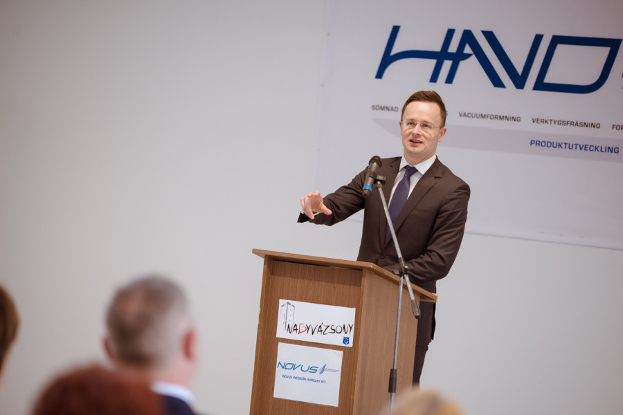 szijjártó péter : A beruházás azt is jelzi, hogy az autóiparra épülő magyar gazdaságot növekedő pályán tudják tartani.