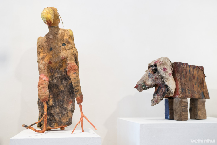 Balra: Fájó torkú operaénekes