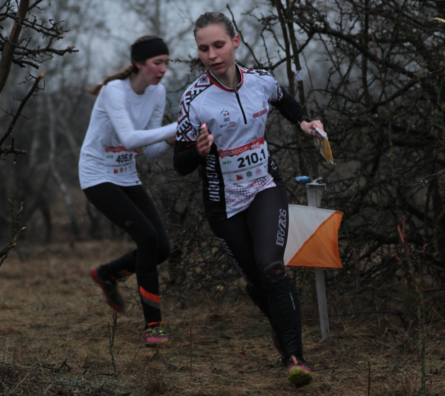 A háttérben Lantai Boróka fut az esőáztatta terepen - Fotók: Máthé István