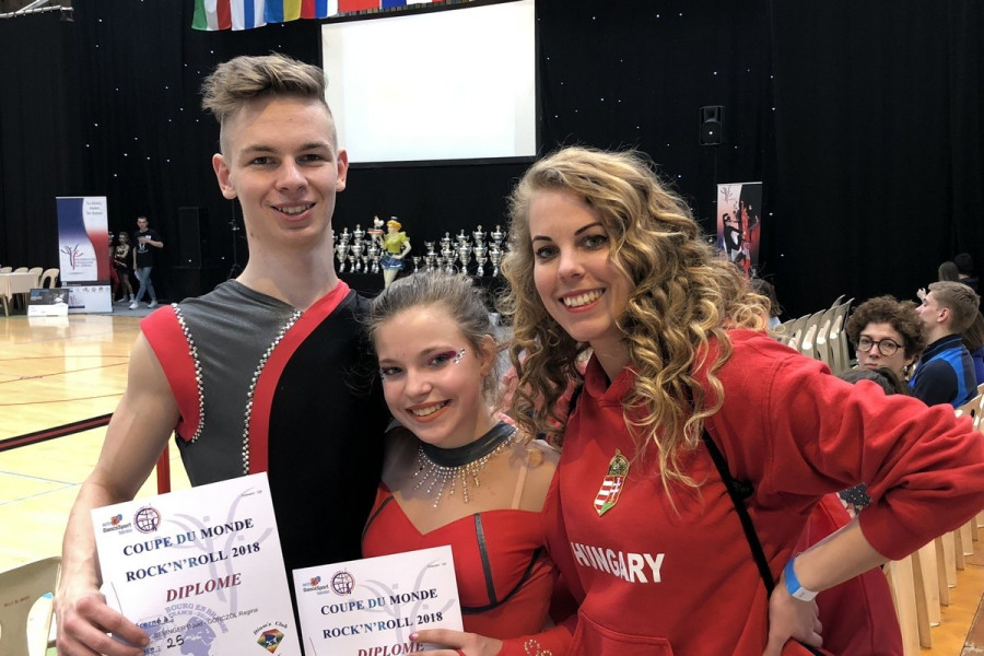 Sevinger Dávid és Gönczöl Regina, valamint edzőjük, Putics-Bondor Virág