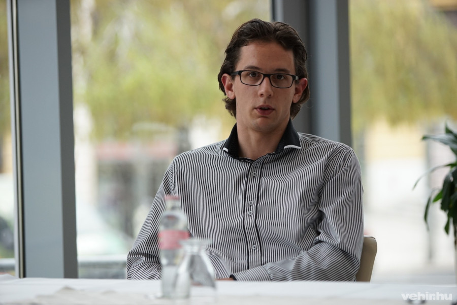 Szelle Dávid rendezőként is szerepet vállal az évadban