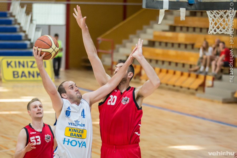 Simon (4-es mezben) befejezi játékoskarrierjét