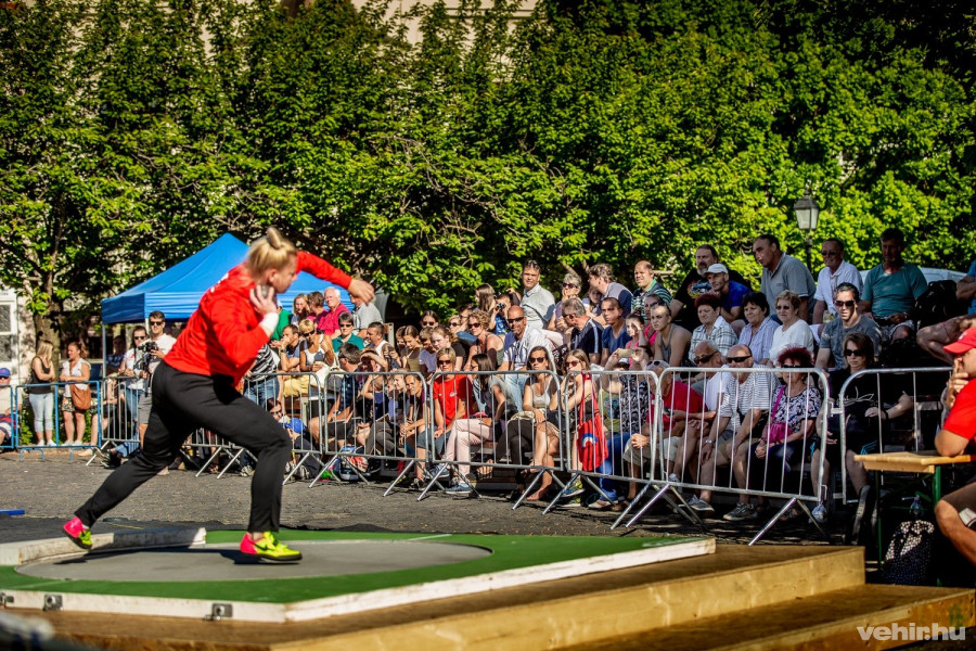 Orbán Évát figyeli a közönség