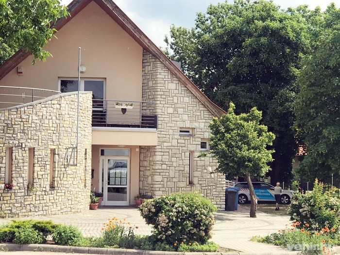 A rendőrök péntek este óta nagy erőkkel vannak jelen Sólyban - Fotó: PestiSrácok