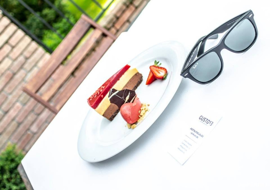 Csokoládé, madártej, eper