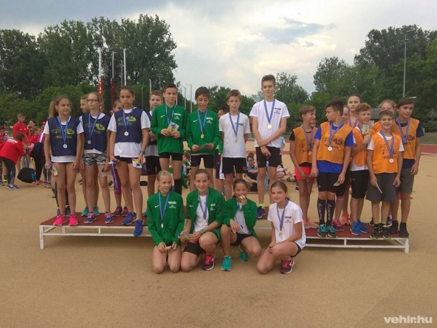 Az SVSE fiatal tehetségei nyakukban az aranyérmekkel - fotó: SVSE