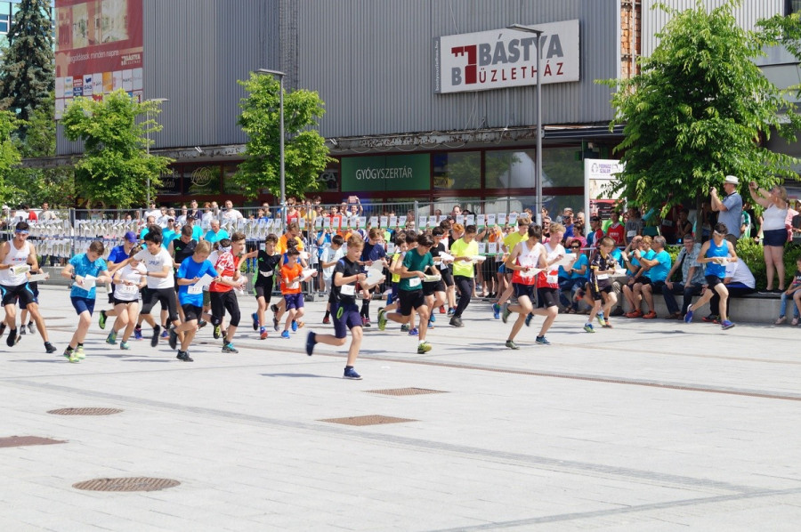 A váltóverseny tömegrajtja - Fotó: Bálint Mónika és Varsányi Attila