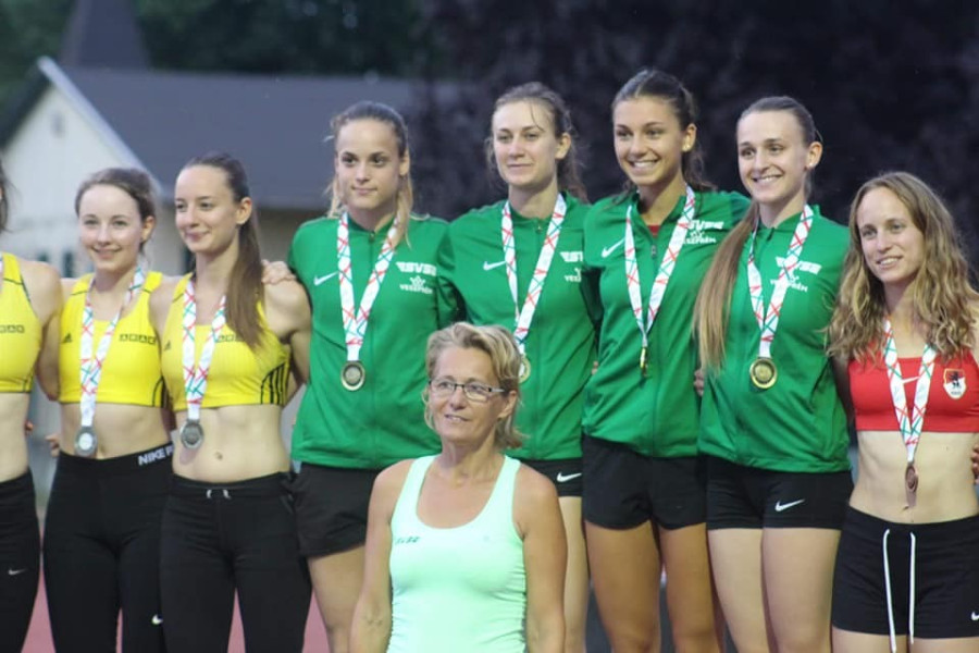 Az SVSE váltója (a tagok zöld felsőben) aranyérmes lett