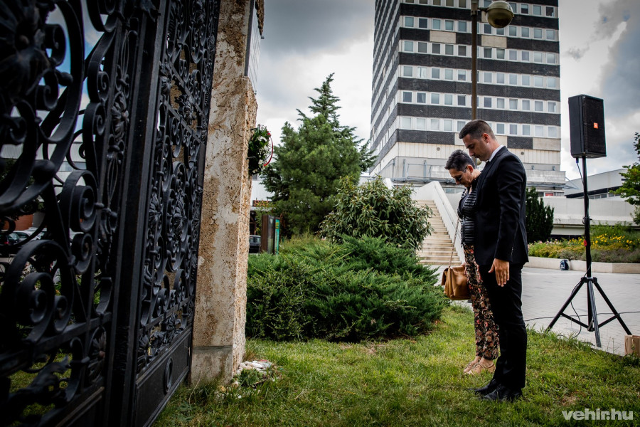 Brányi Mária alpolgármester Ovádi Péter országgyűlési képviselővel közösen koszorúzott