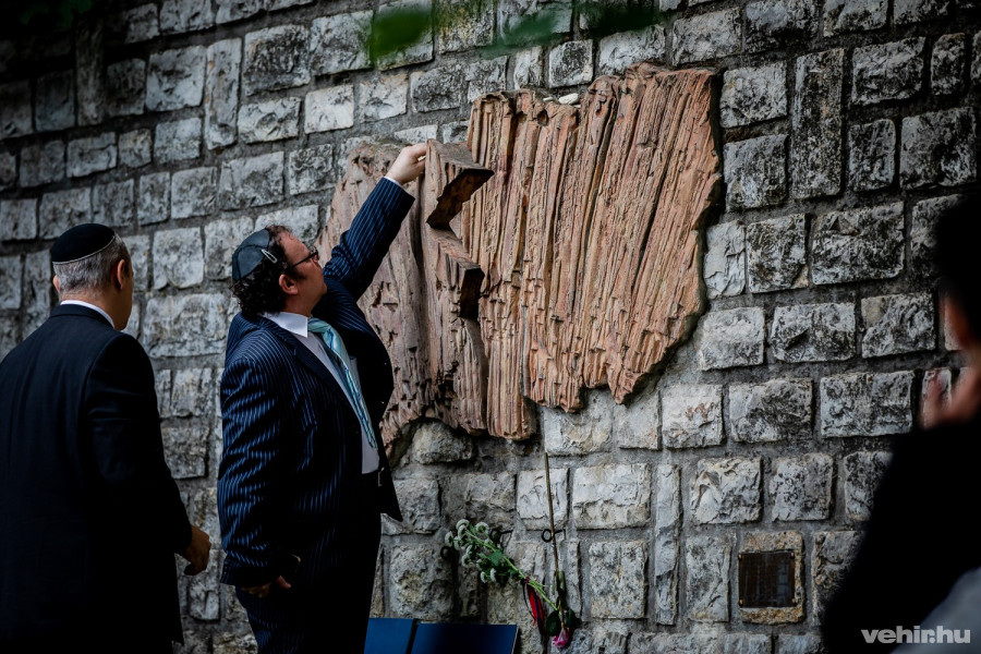 Biczó Tamás főkántor a Komakút téri volt gettó emlékhelyénél