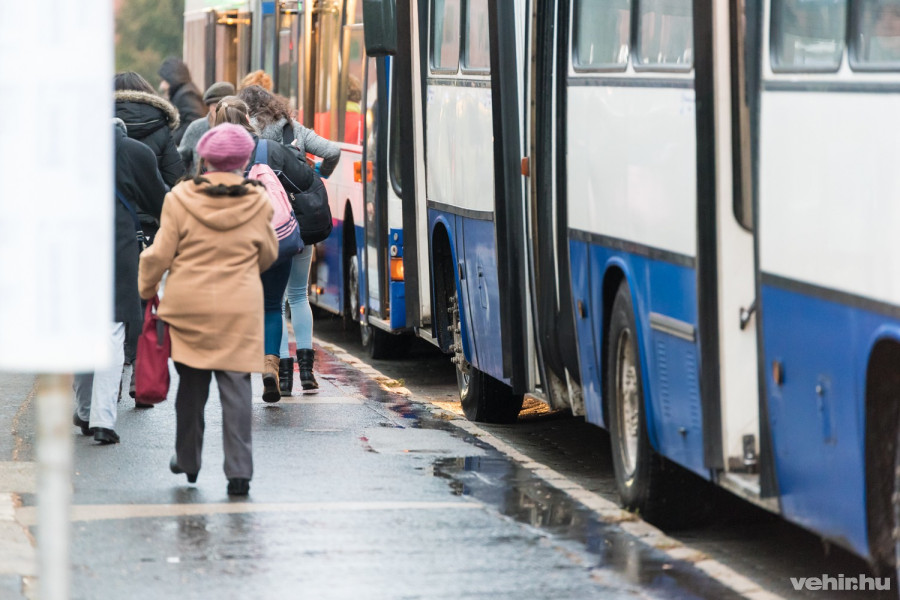 Egymást követik a buszok, aztán ötven perc csend