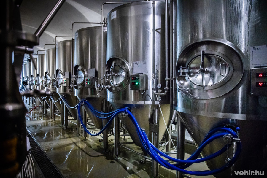 Tizenhat tartály sorakozik az apátság pincéjében