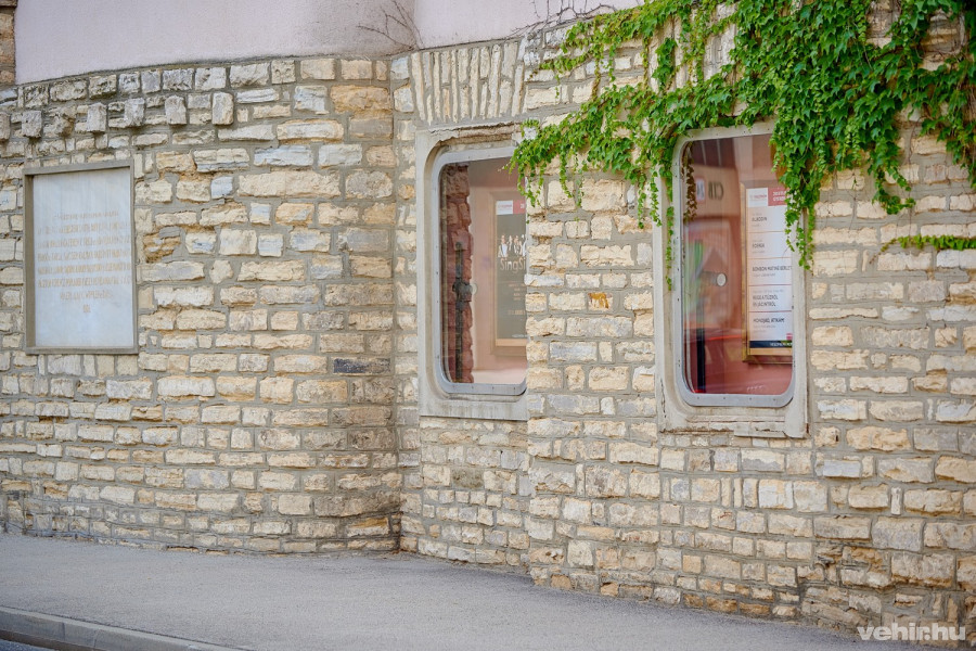 Az Óvári utcán visszaépülő bejáratot is választhatják a mozgásukban korlátozottak