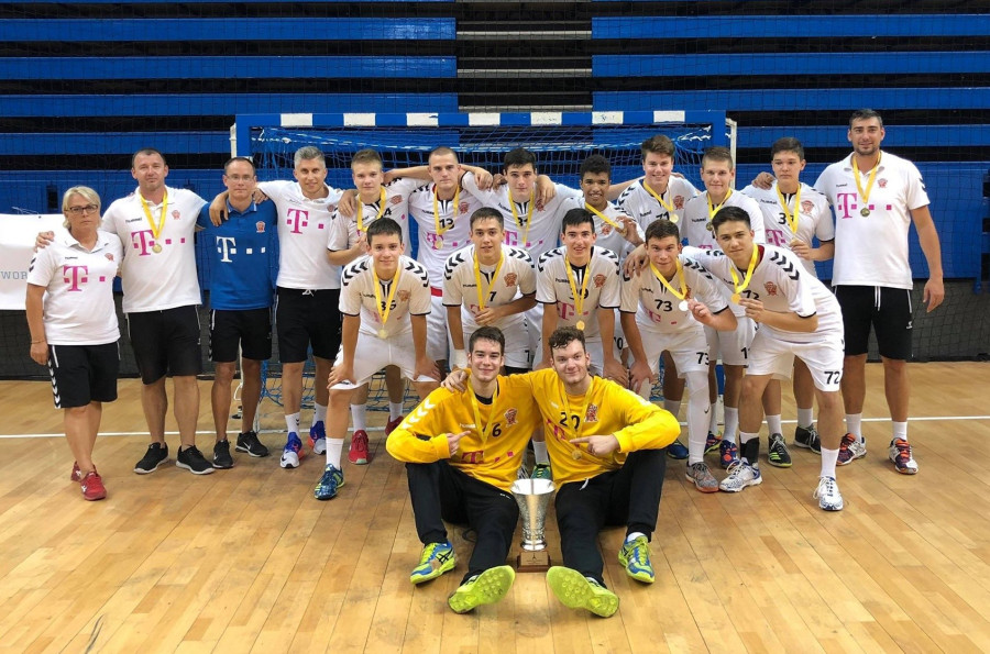 Aranyérem került a veszprémi legények nyakába - Fotó: Facebook - Kéziakadémia Veszprém