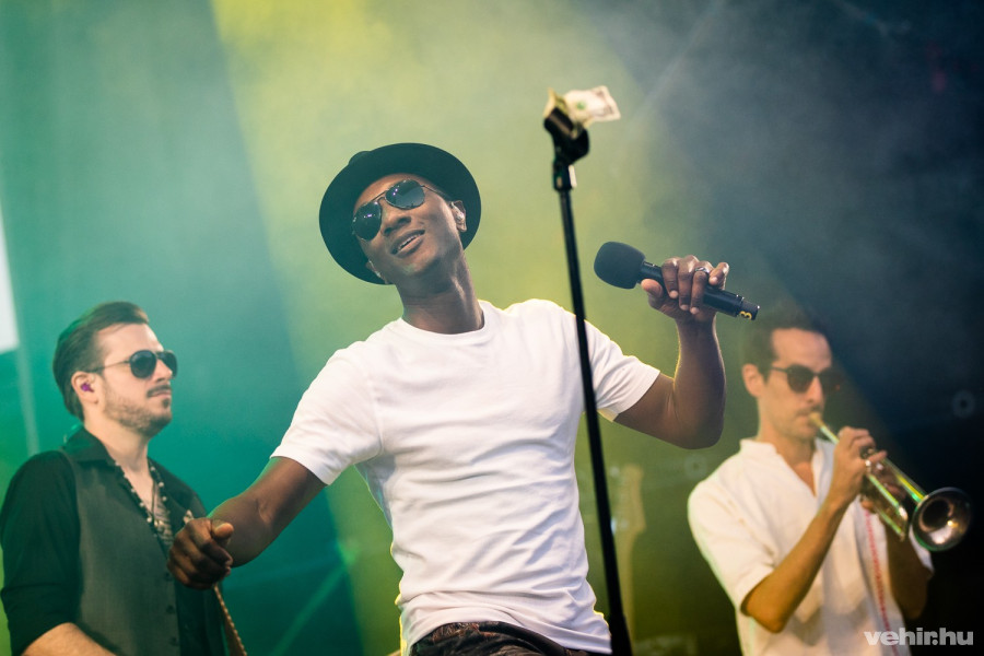 Egy rajongó lelkesen az I need a dollar kérést komolya véve dollárral is készült