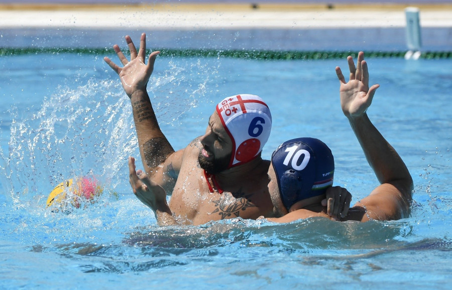 Bátori Bence (j) és a grúziai Marko Jelaca a barcelonai vízilabda Európa-bajnokság férfi tornájának csoportkörében – MTI Fotó: Illyés Tibor
