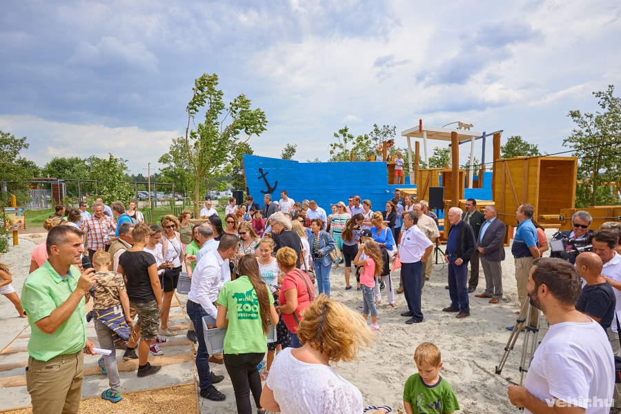 Sokan voltak kíváncsiak a kalandhajóra és társaira