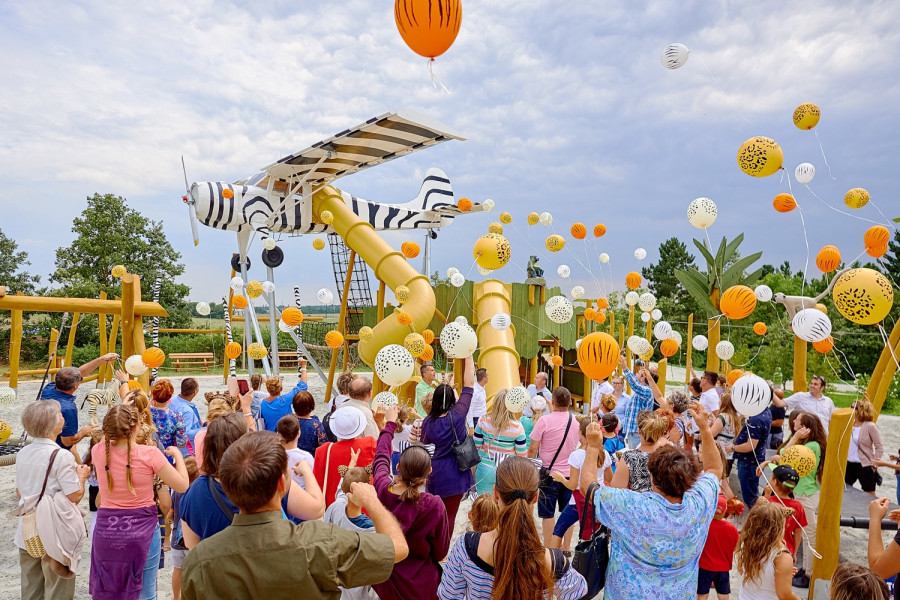 Lufieresztéssel és egyedi fejpántokkal ünnepelték a nyitást