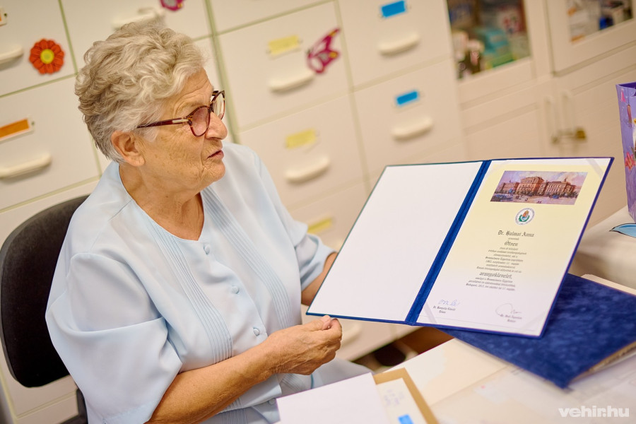 Dr. Halmai Anna arany diplomája és matúrája mellett a Perlaky-díjat is megkapta