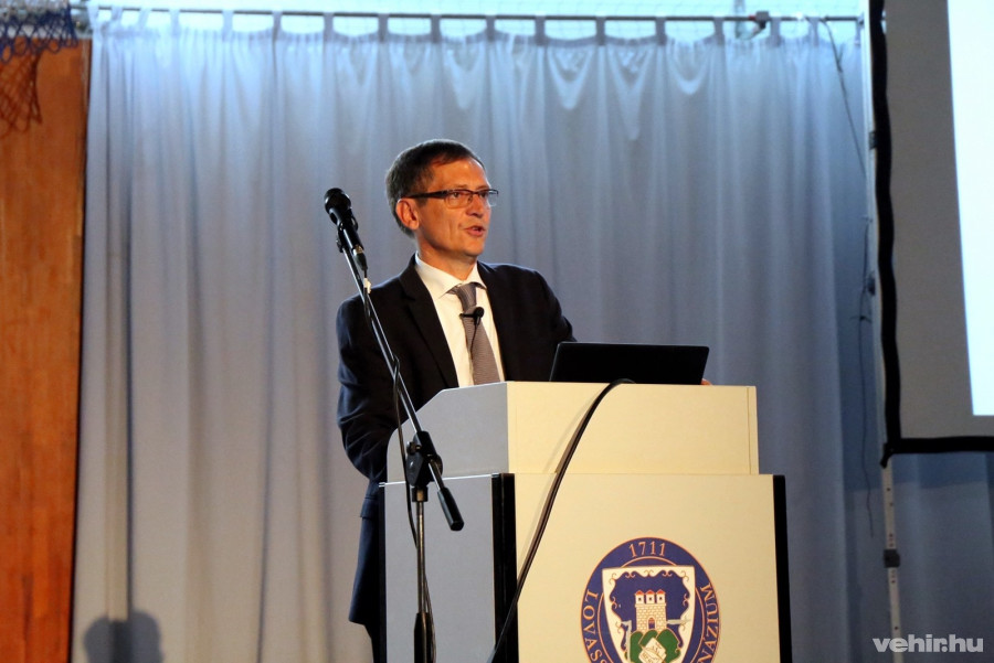 schultz zoltán, a Lovassy László Gimnázium igazgatója