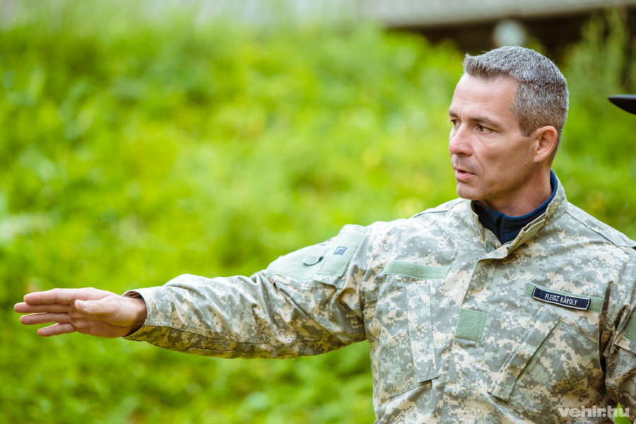 Fleisz Károly MEKTA-őrnagy a lőszektorok bemutatása közben