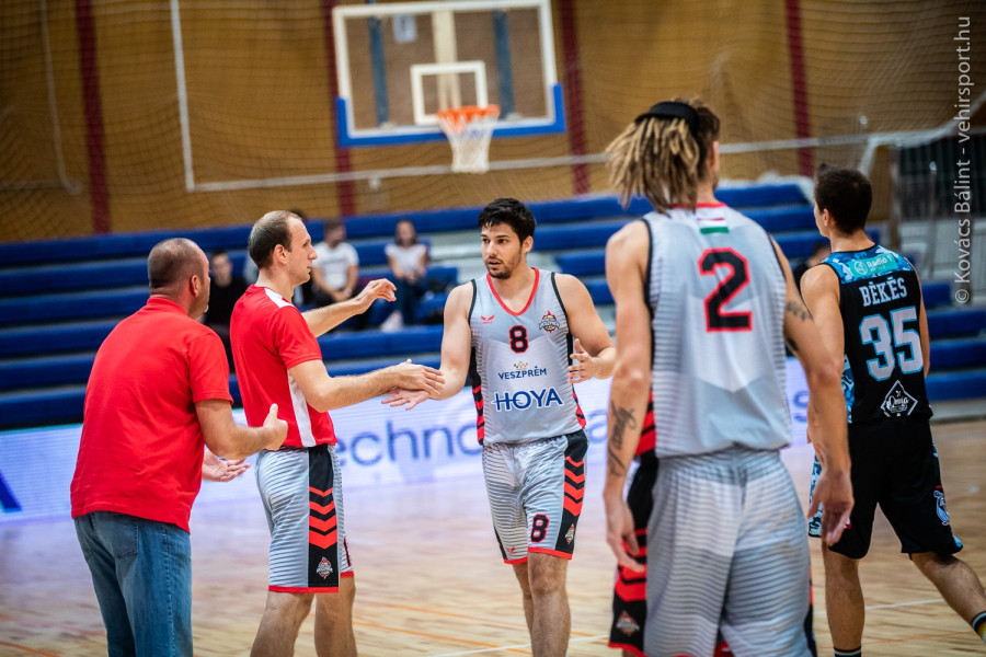Rangadót vív pénteken a Hoya