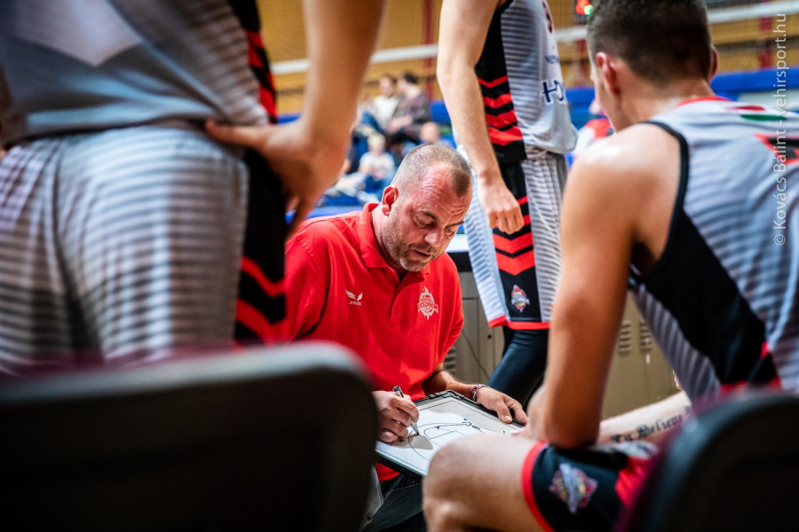 Tovább robogna a Hoya