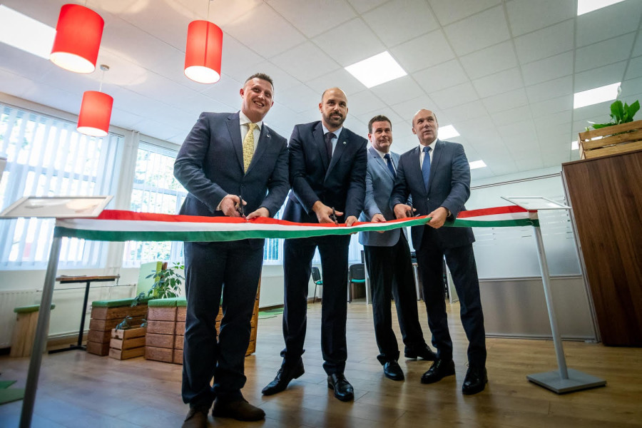 Győrffy Balázs, Sövényházy Balázs (megyei elnök), Farkasdy Károly (megyei igazgató) és porga gyula az ünnepélyes szalagátvágáskor