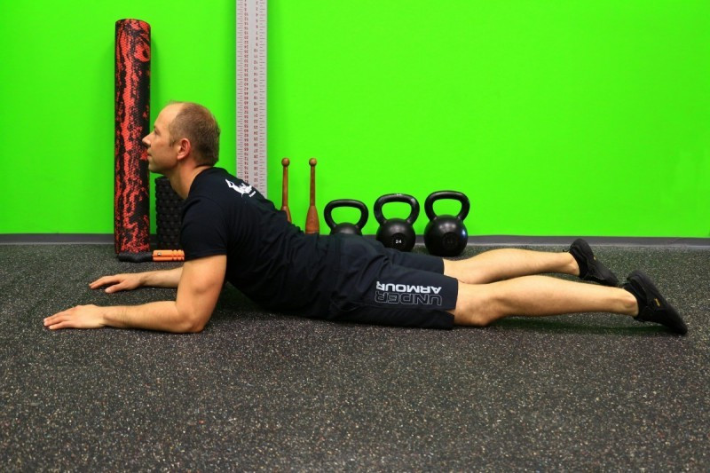 Itt a lumbális, alsó háti szakasz fájdalomtesztjét végezzük el