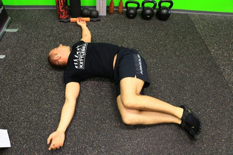 Tekintetünkkel követjük a karunkat, belégzés a mozdulat alatt