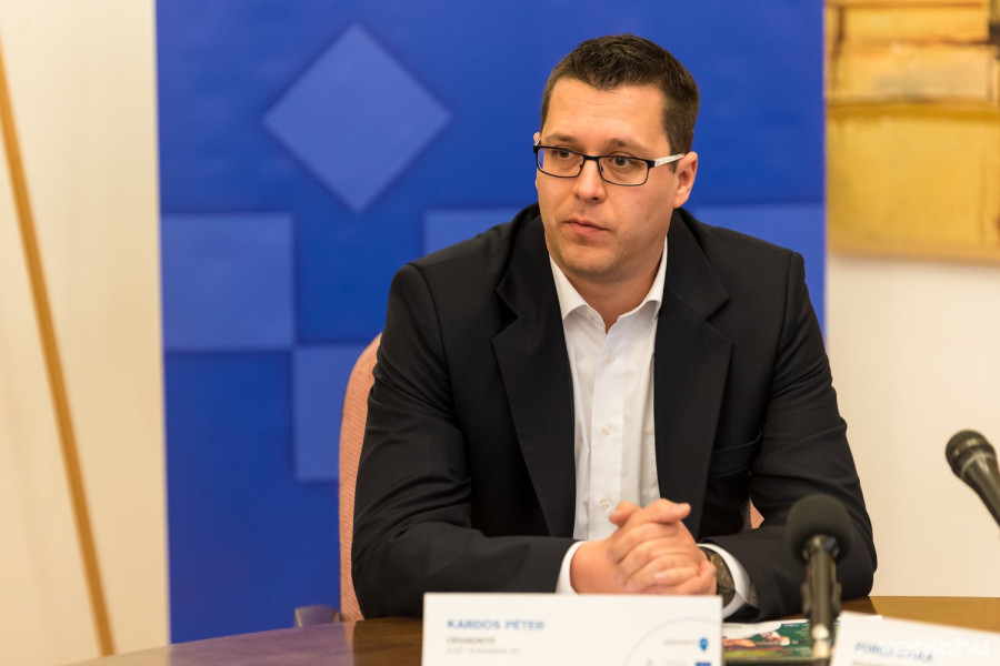 Kardos Péter, a JOST Hungária Kft. ügyvezetője fontos mérföldkőnek tekinti, hogy 2018. októberében elsőkét lépik át veszprémi telephelyük küszöbét női munkavállalók a termelésben